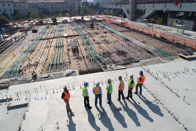 Personas observando un sitio de construcción